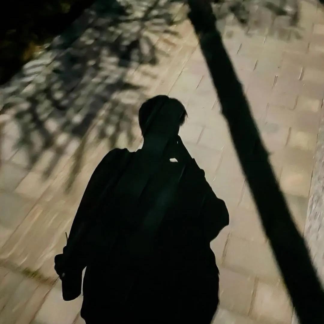 打扮成忧郁总裁被骂装货