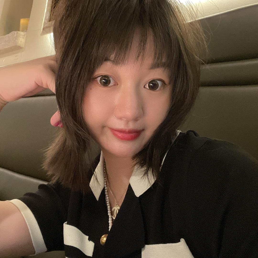 胡微笑HU WEI XIAO
