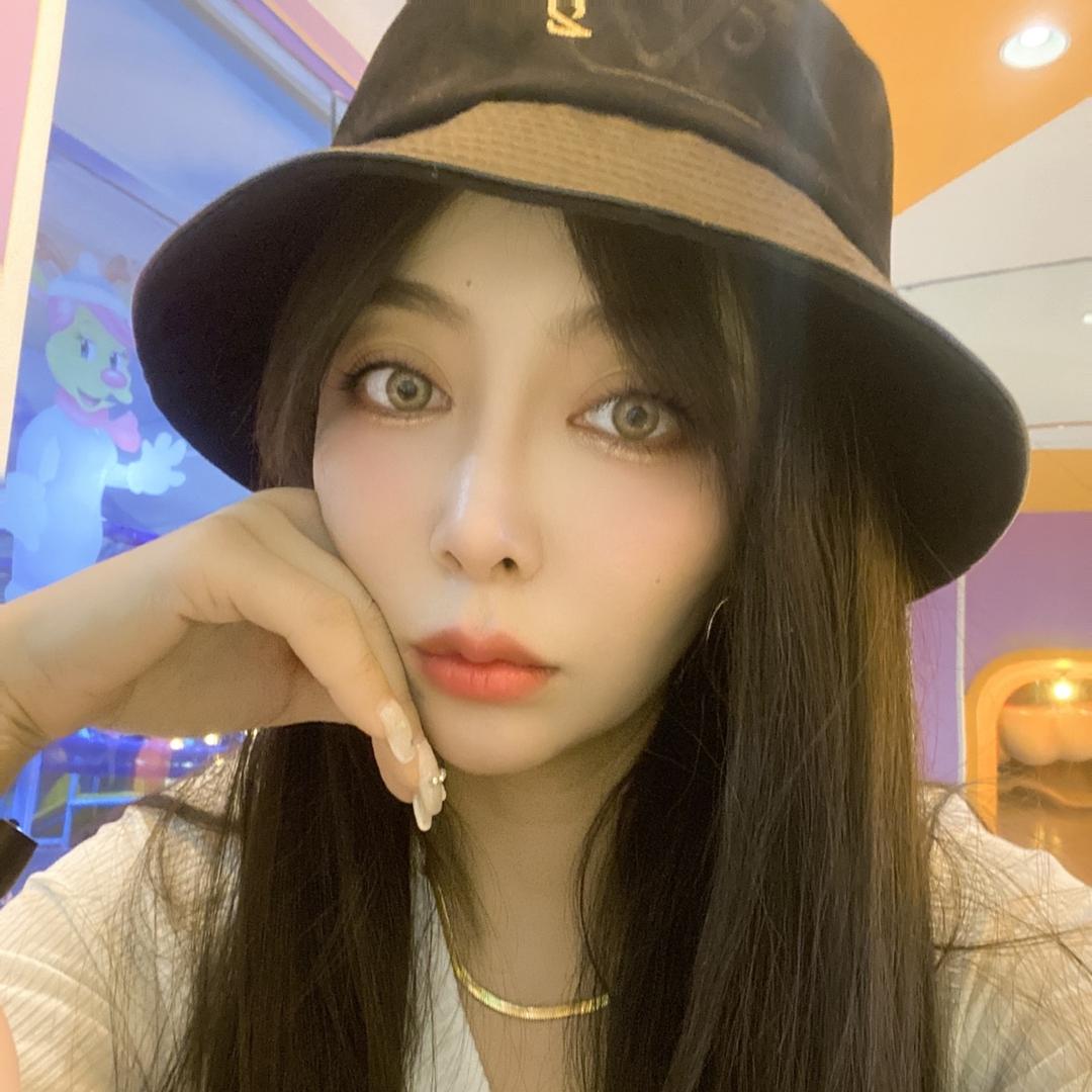 教化妆的文静呀