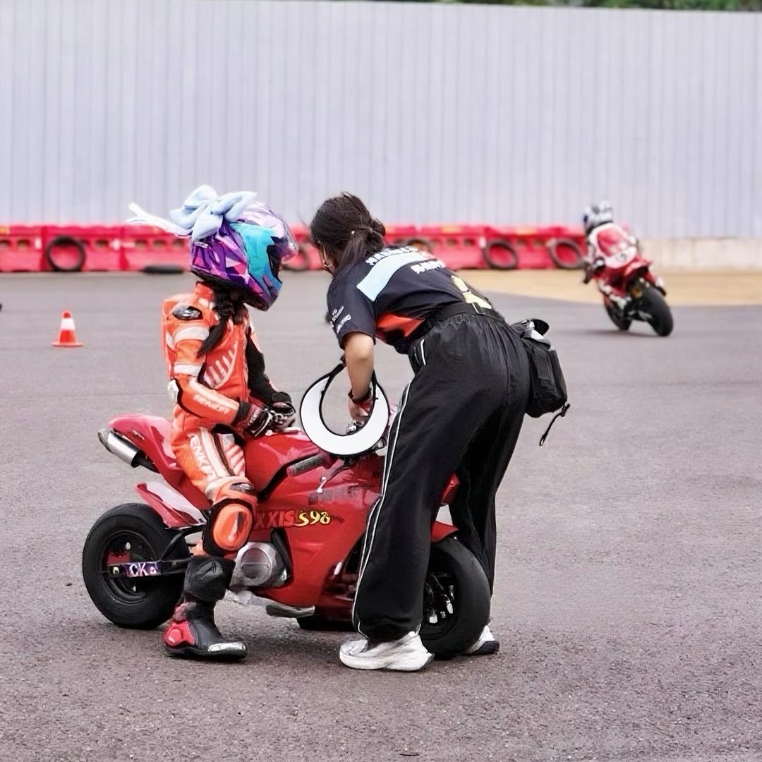 蓝咖赛车-风玲教练🏍️🏁
