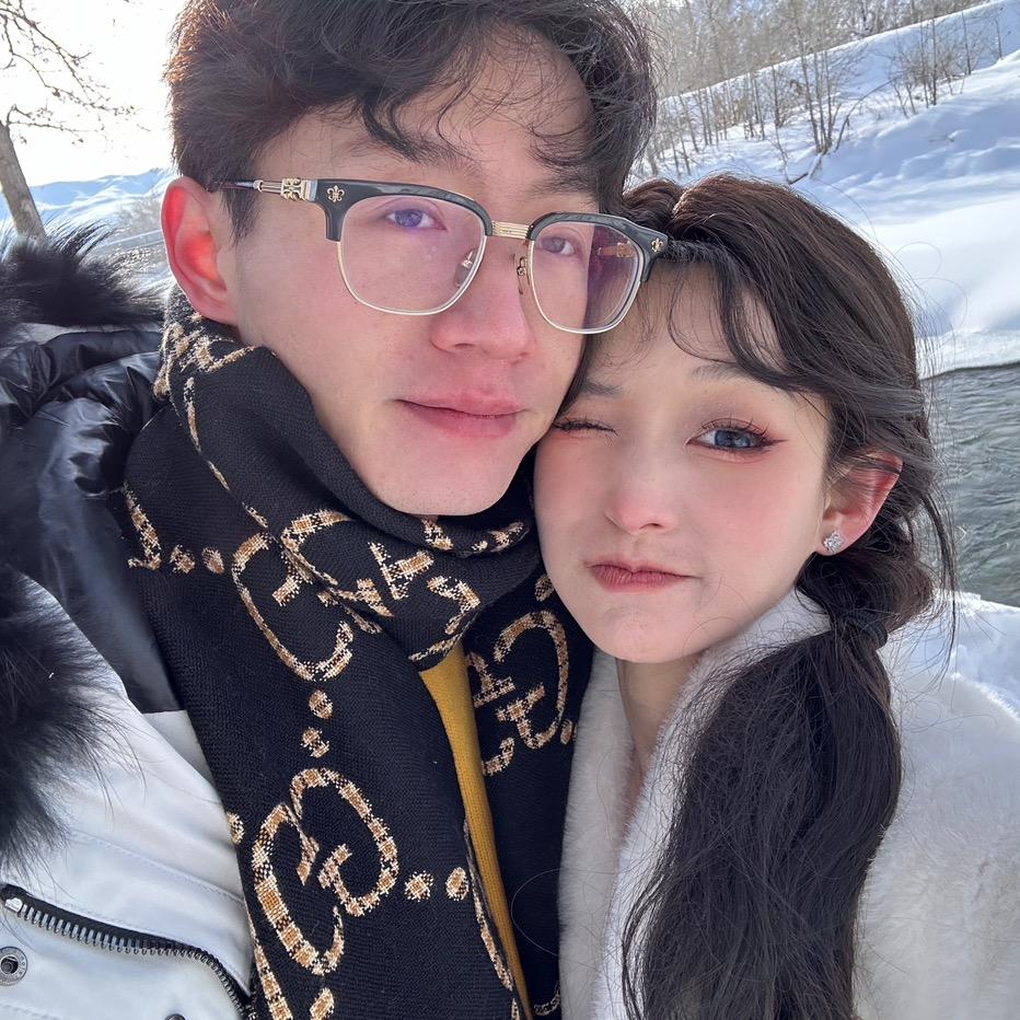 小赖沐沐躺着走