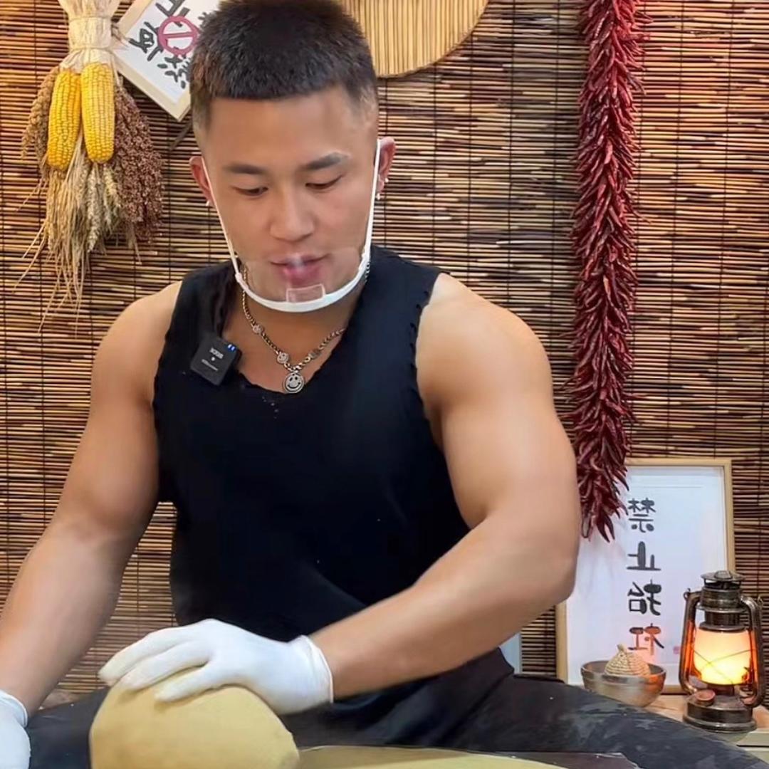 烙山东煎饼的小辉