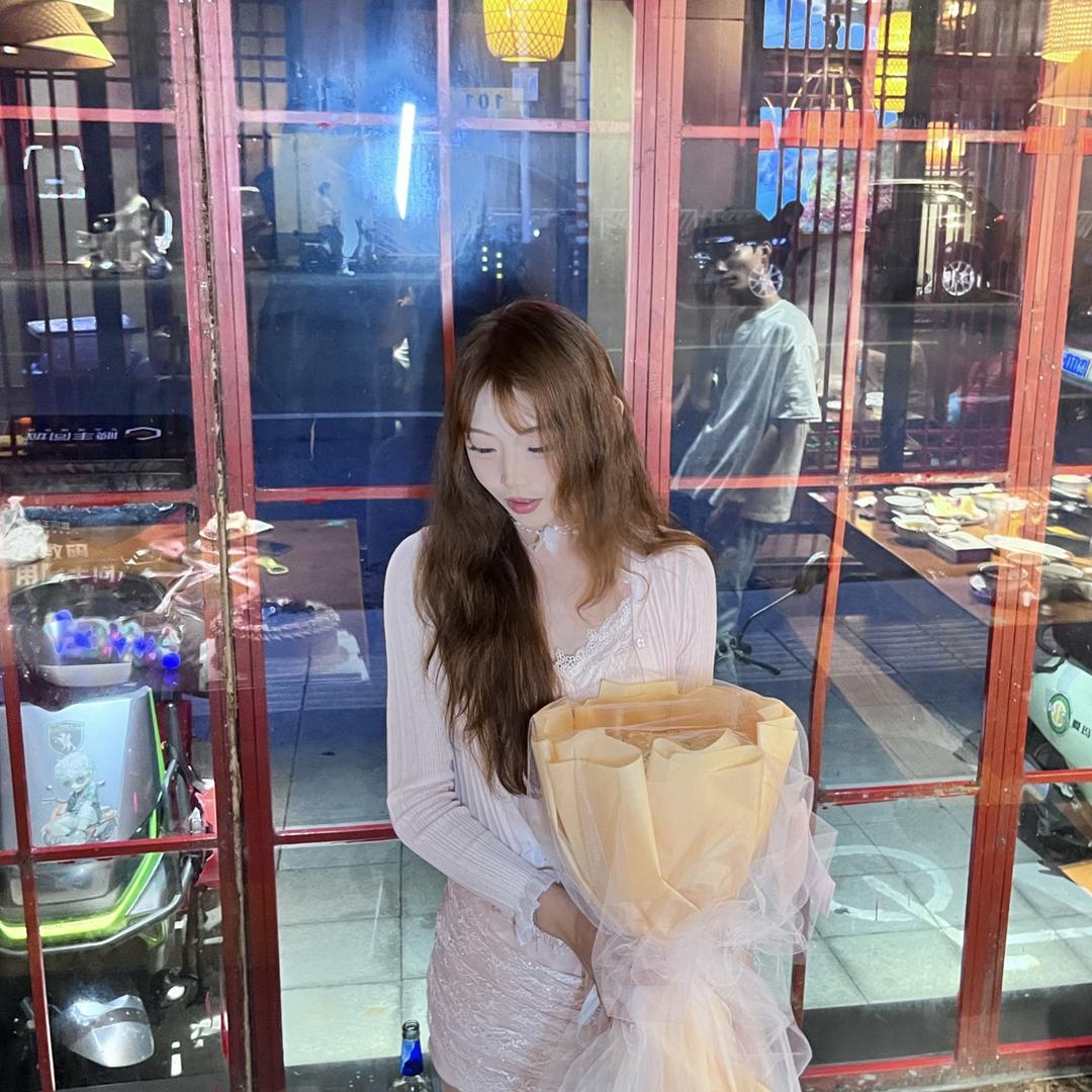 上海车速迈新能源二手车小婷