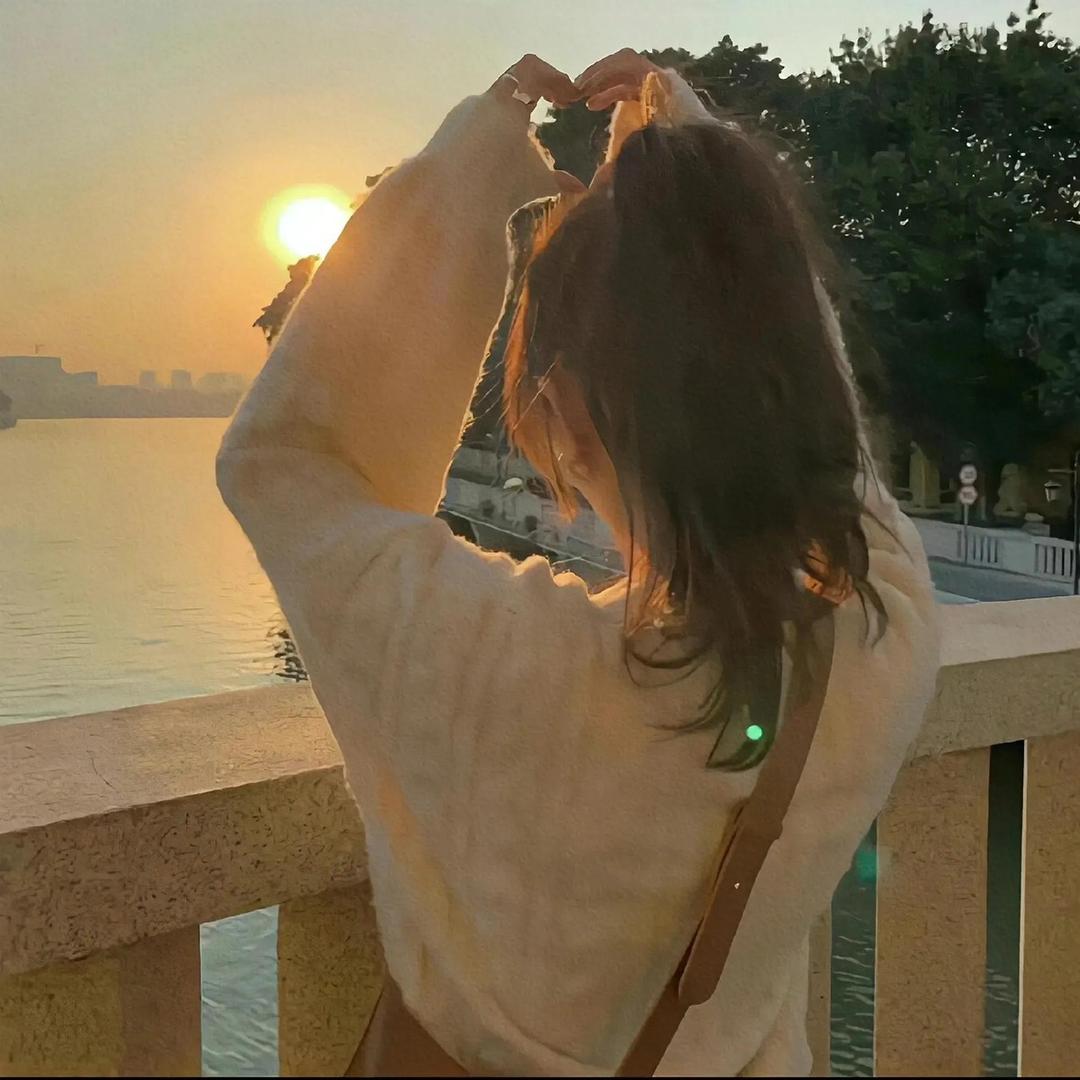 爱臭美的美少女👼