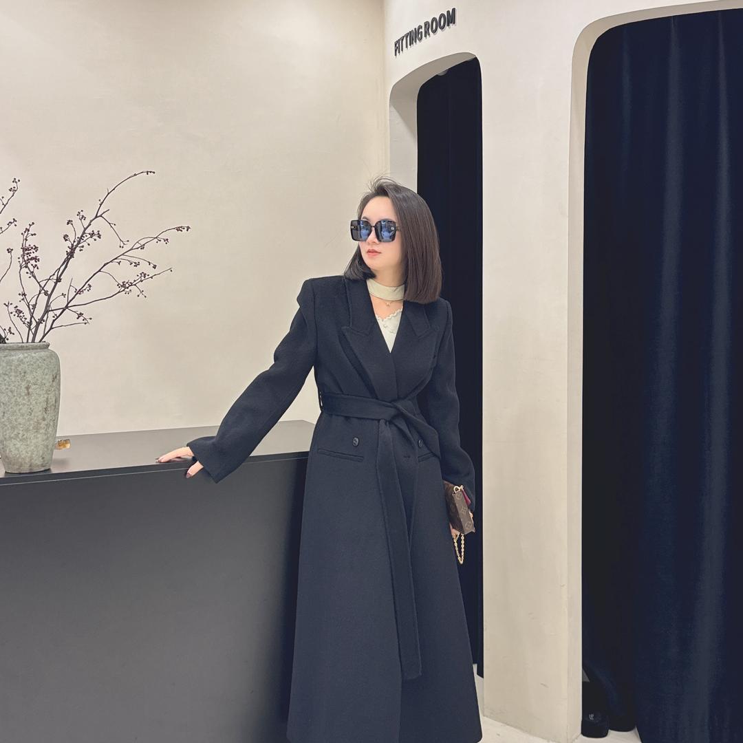 在万象汇卖衣服的张小姐