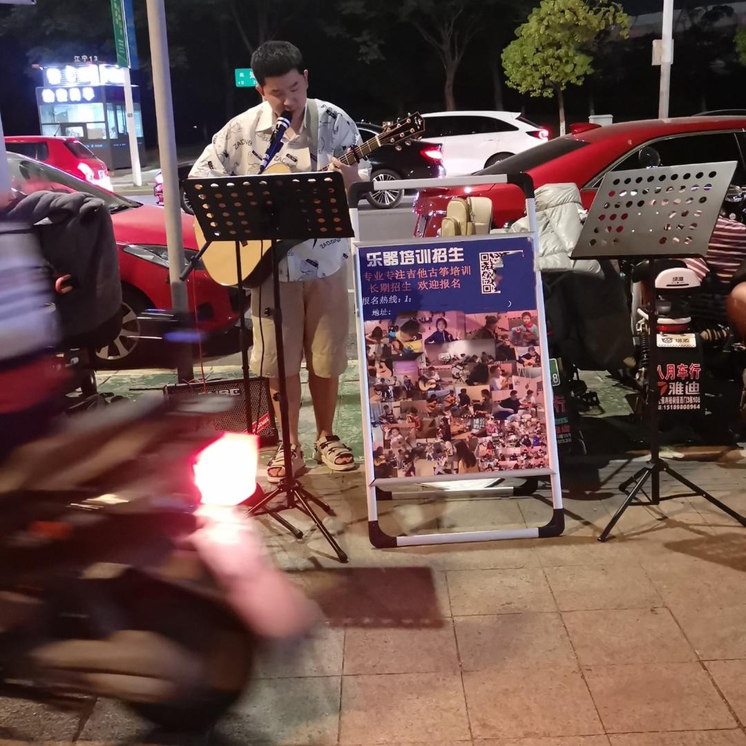 弹吉他的洪哥🎸