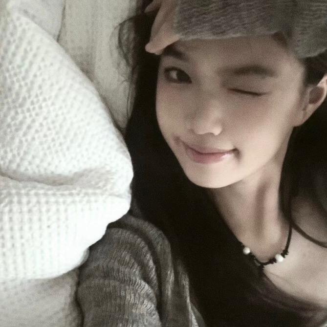 初美女/.