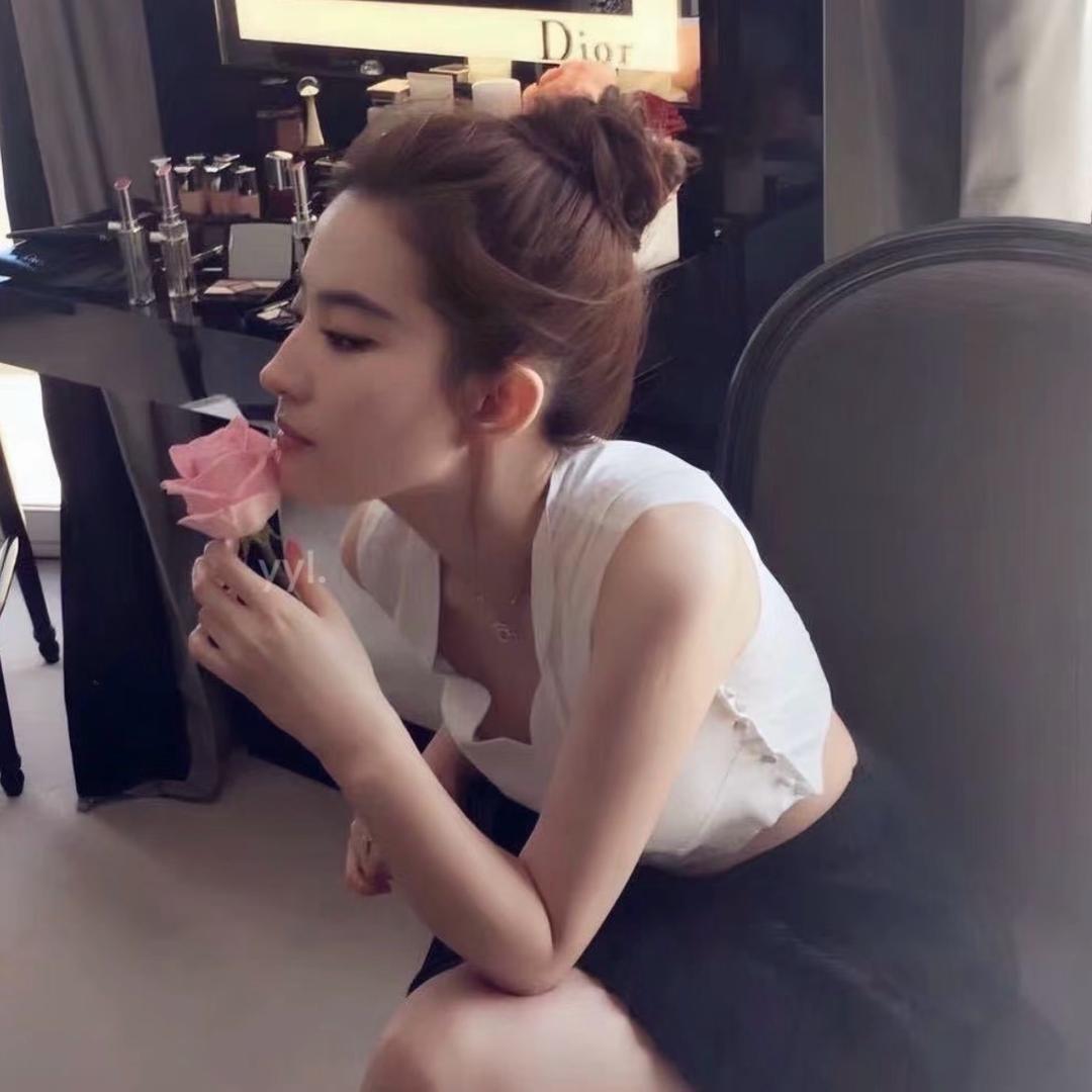 边缘小孩儿