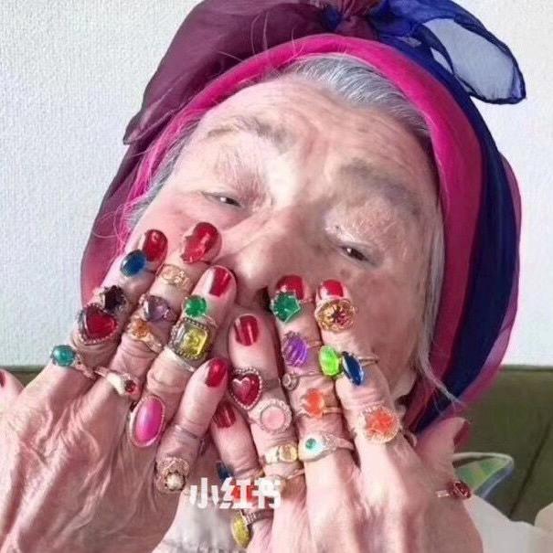嘚嗡董