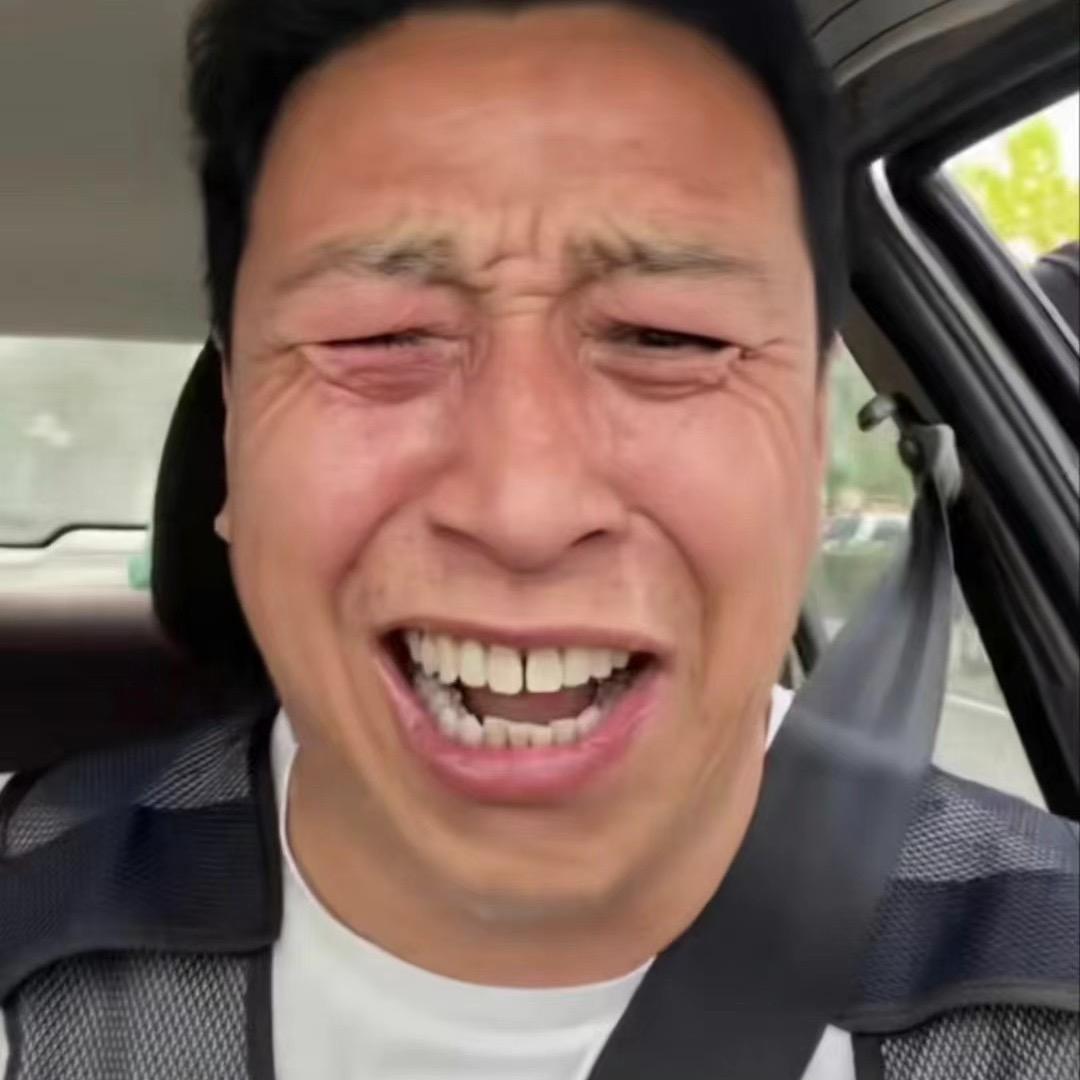 对着富婆照片玩篮子的帅气男孩