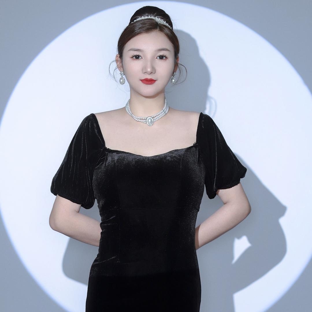 左依依