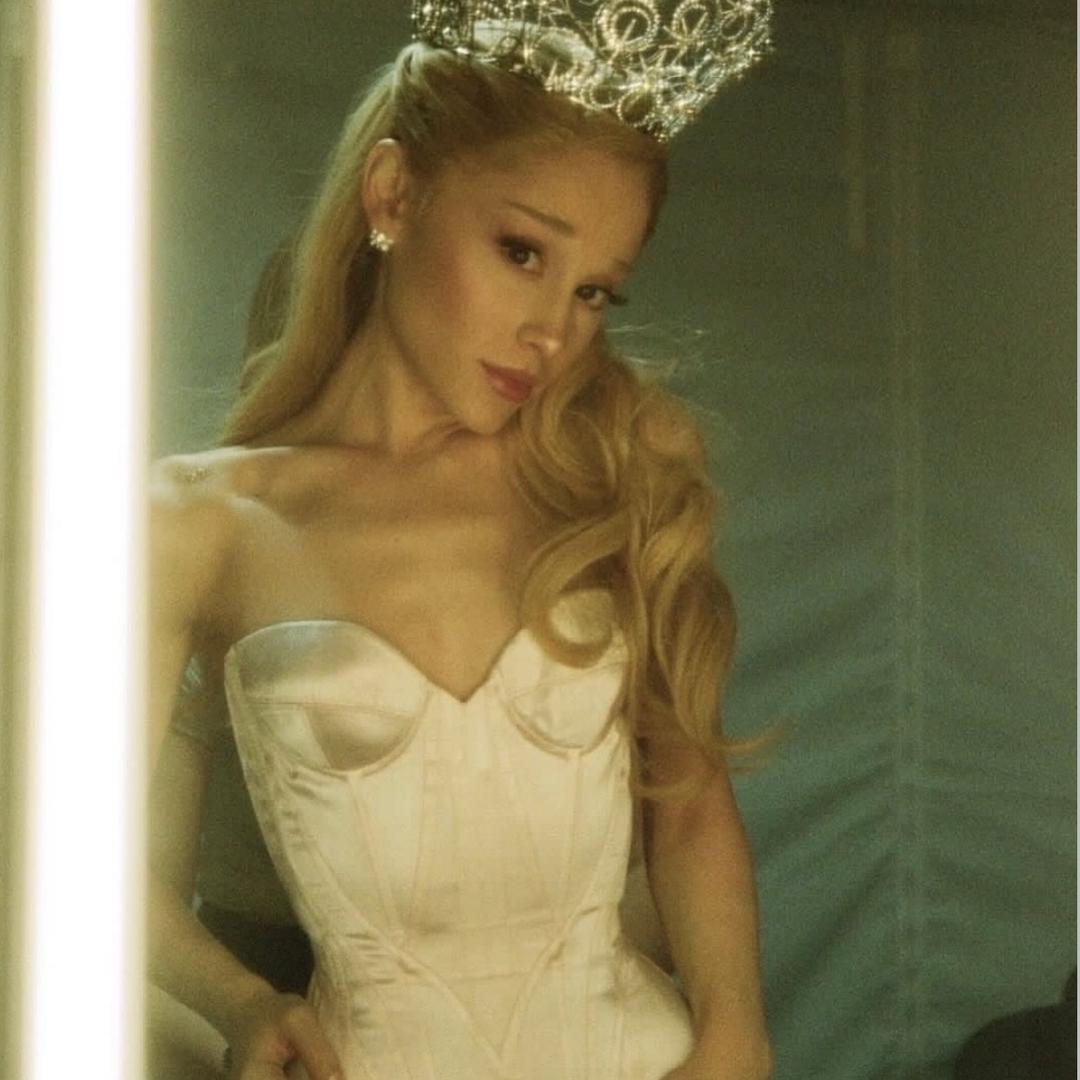 人潮拥挤握住湿热的手心