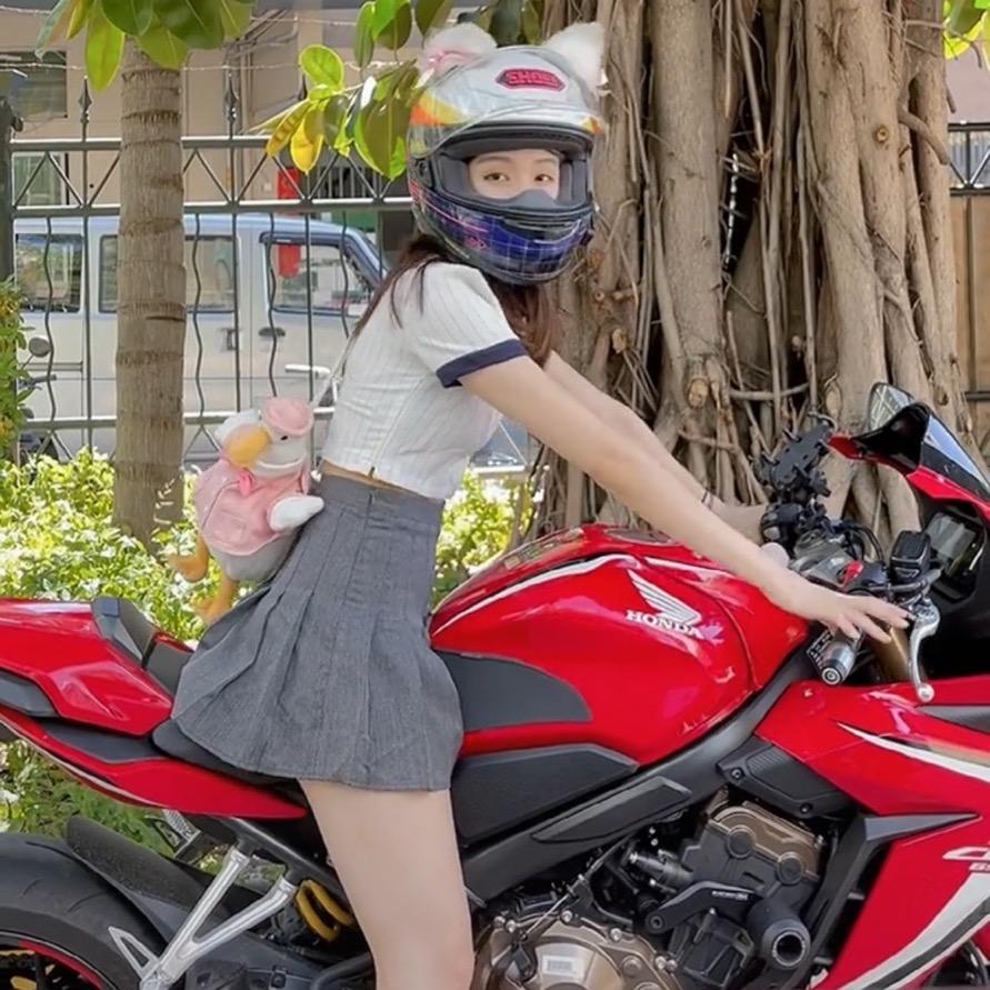 机车后的小可爱