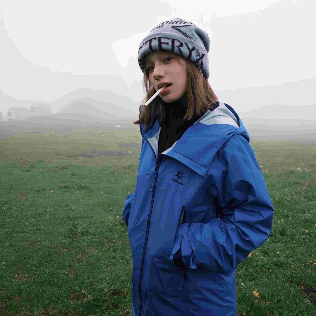 想搂富婆的腰-.