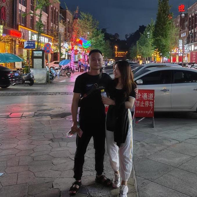 中年人烤完烧烤在暴走
