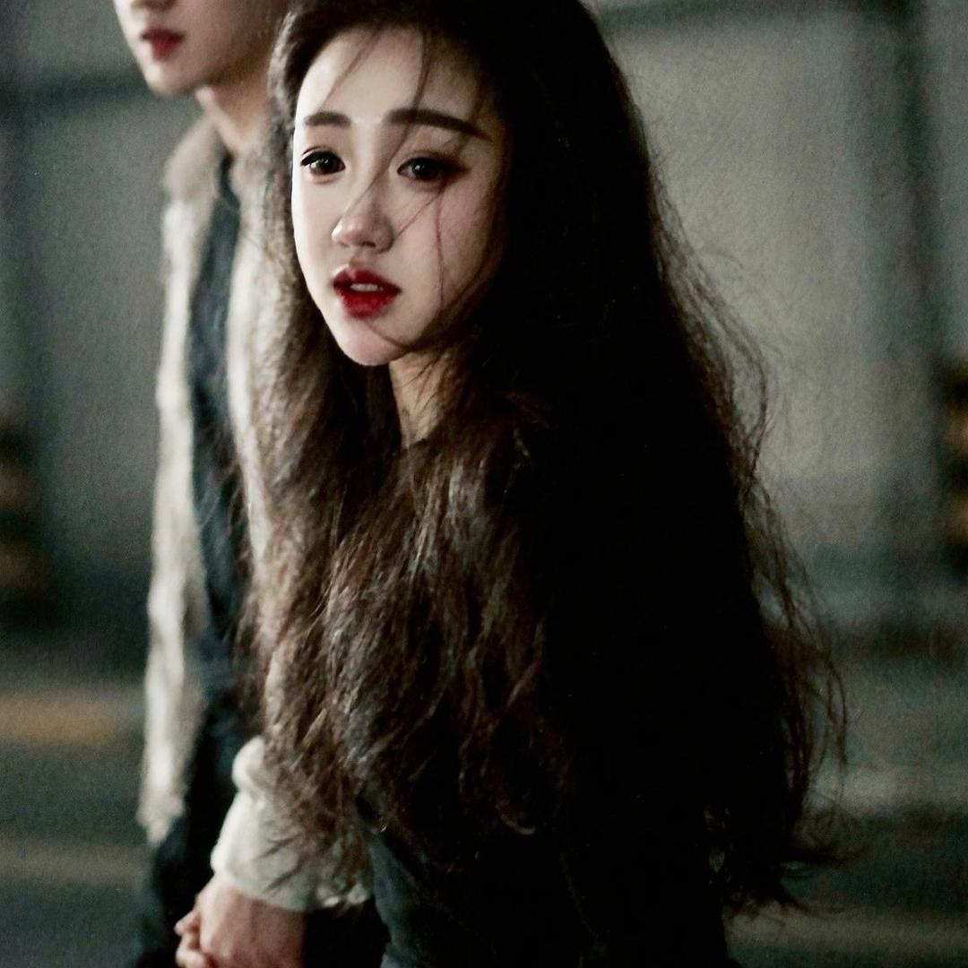 两颗星星眯着眼