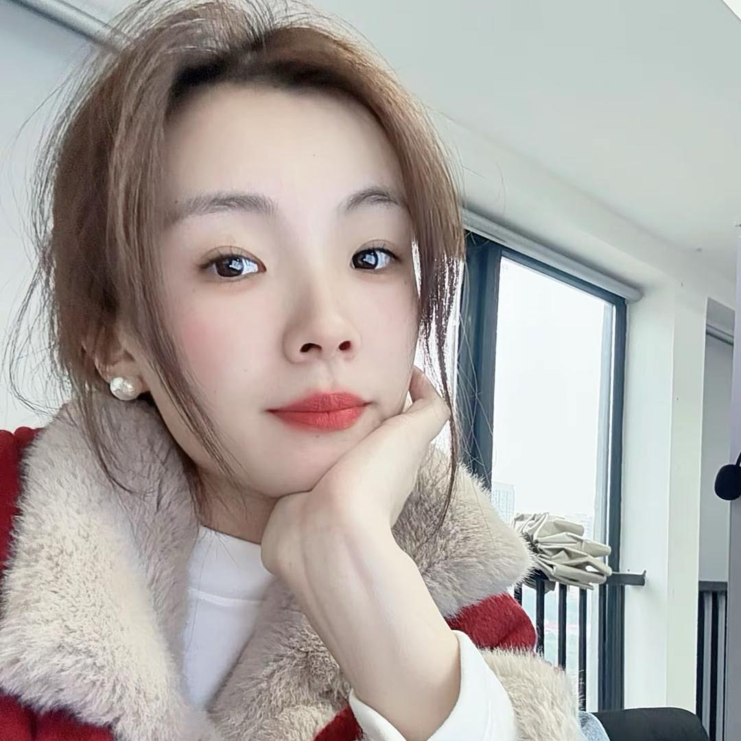 小何。