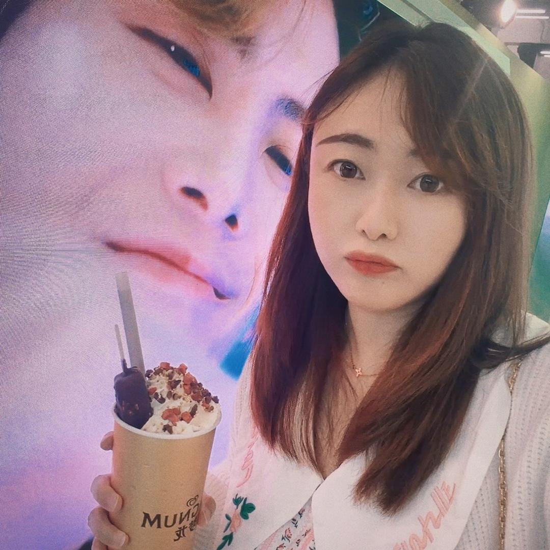 吃葡萄的小樱桃