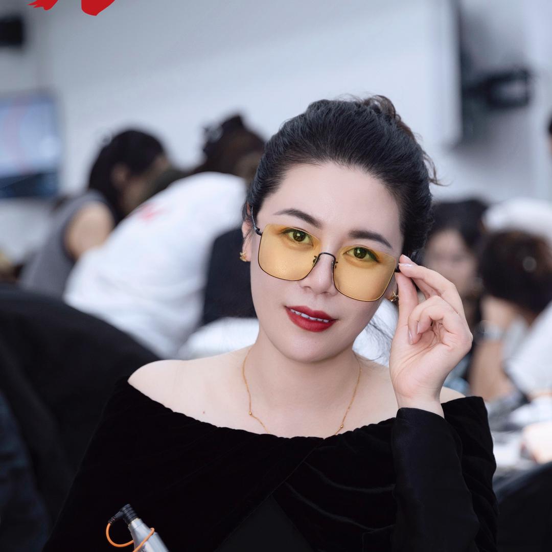 岚山眉毛姐姐梁梁