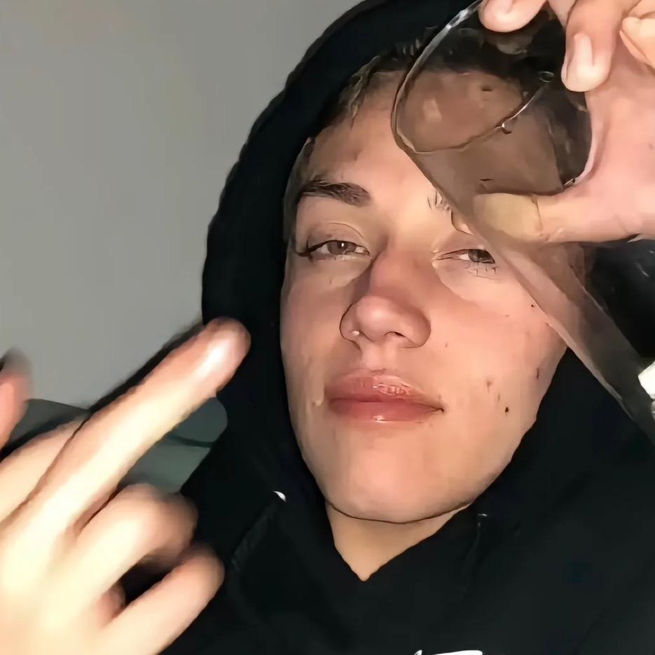 - ：-