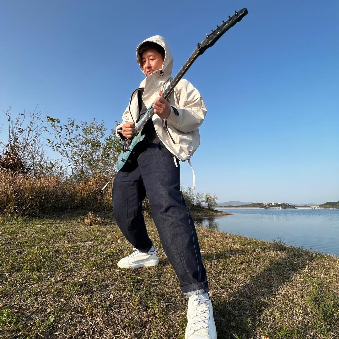 我是王多余