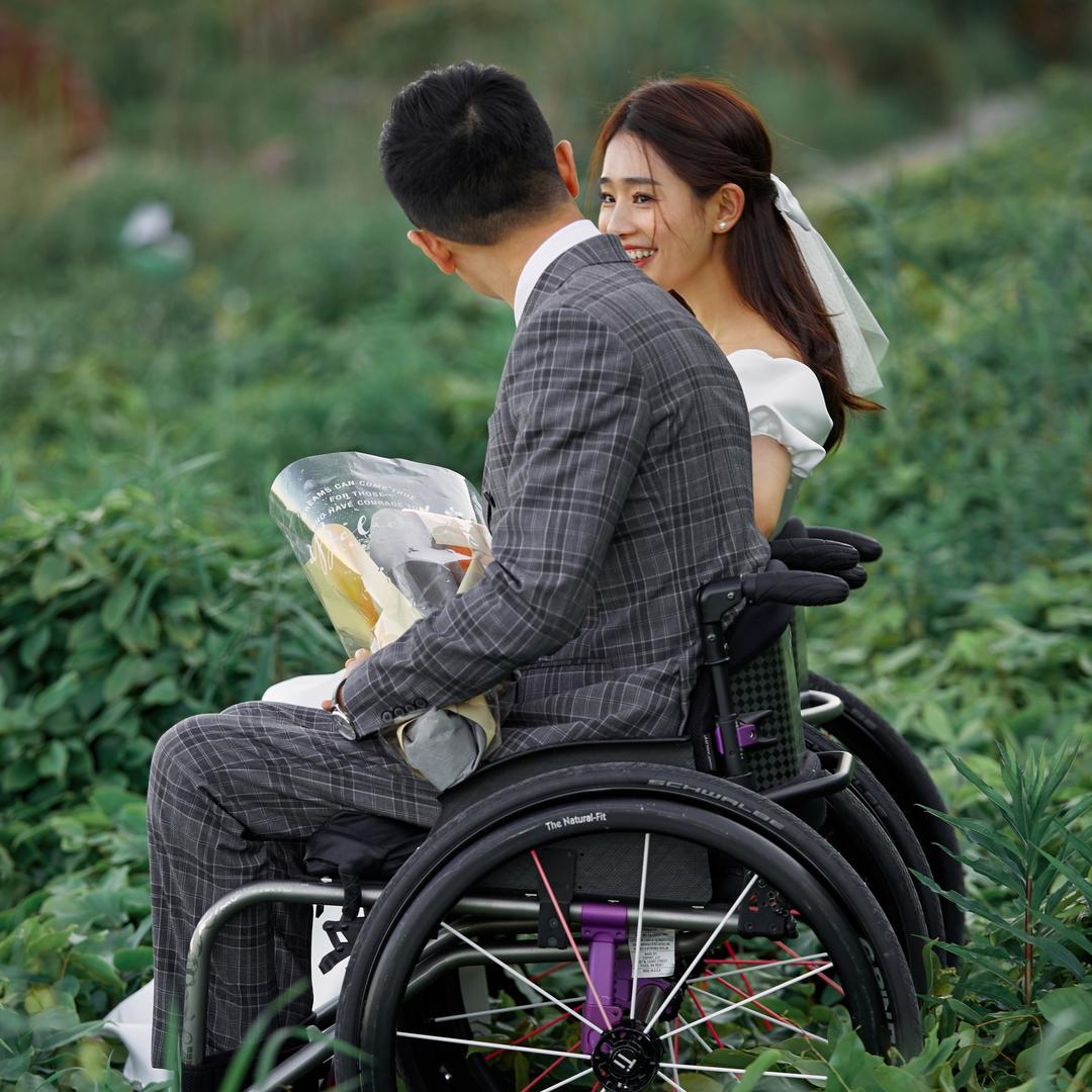 笑笑呢