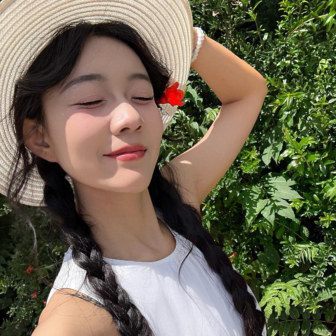 李雪琴.