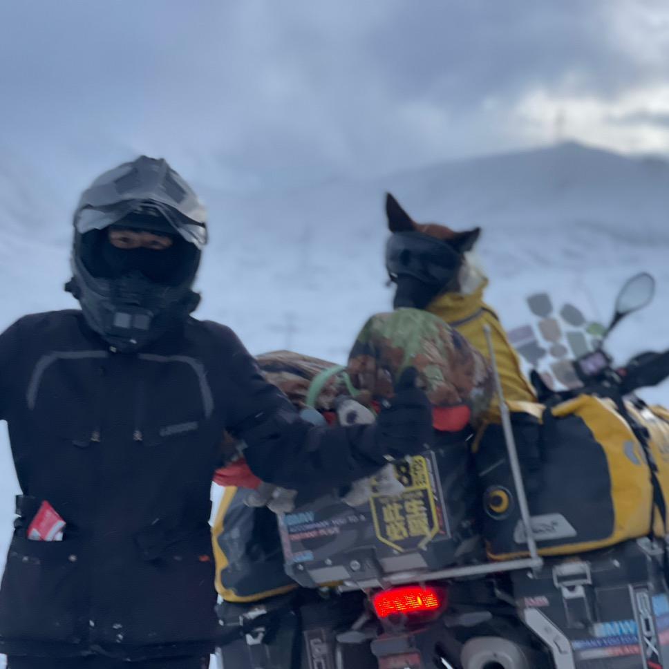 小刚骑行在路上