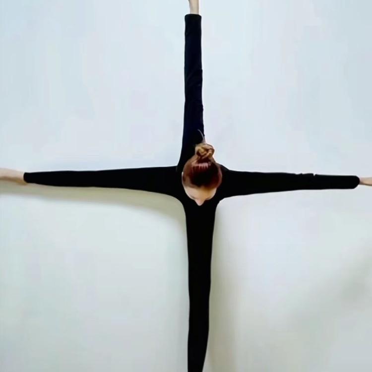 用筷子炒菜的男人