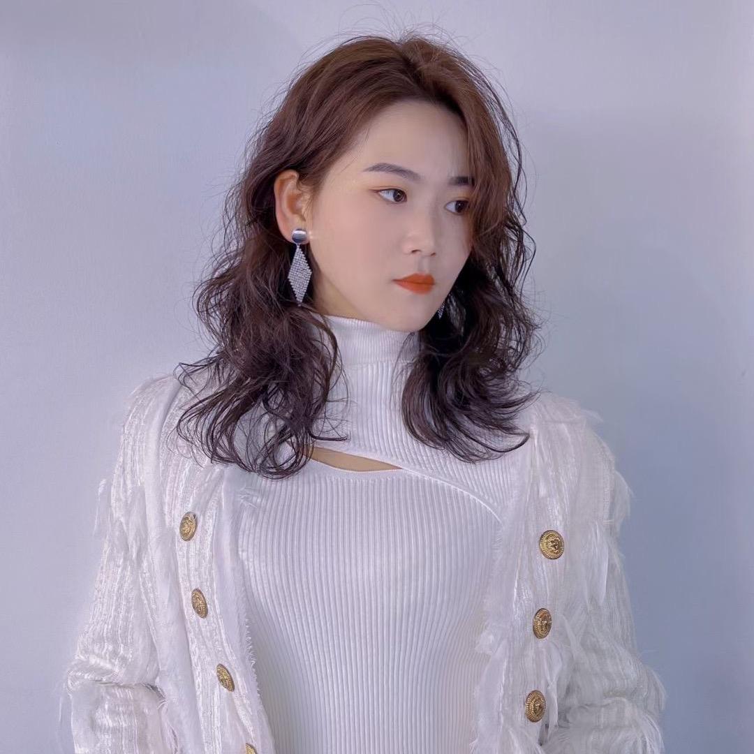 洛宁经典减龄发型设计邱娣》