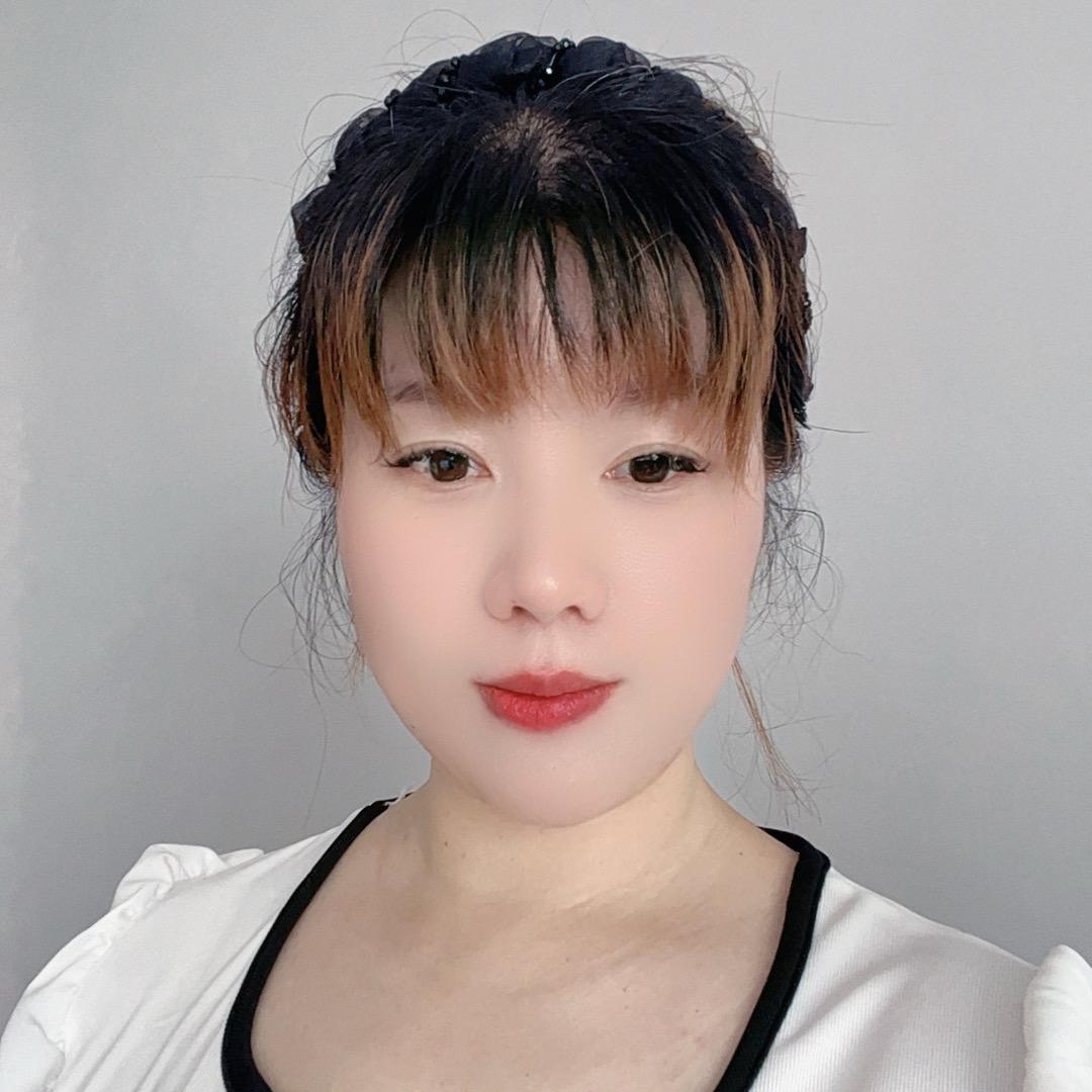 莉莉。