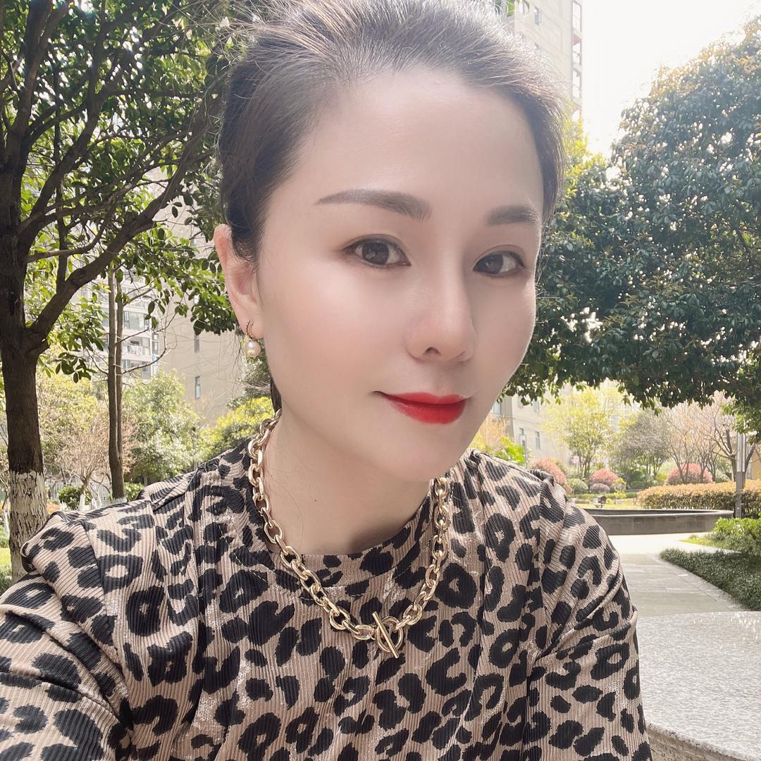 小婷（阿登的姐姐）