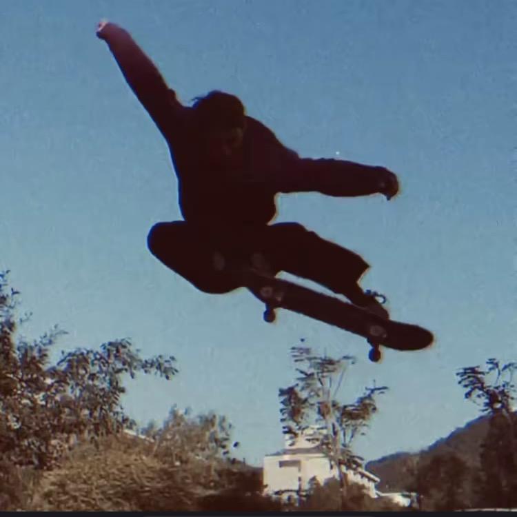 今天滑板又摔了