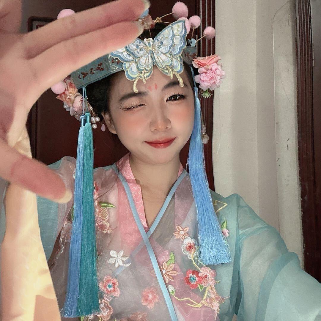 爱玩的00后花花