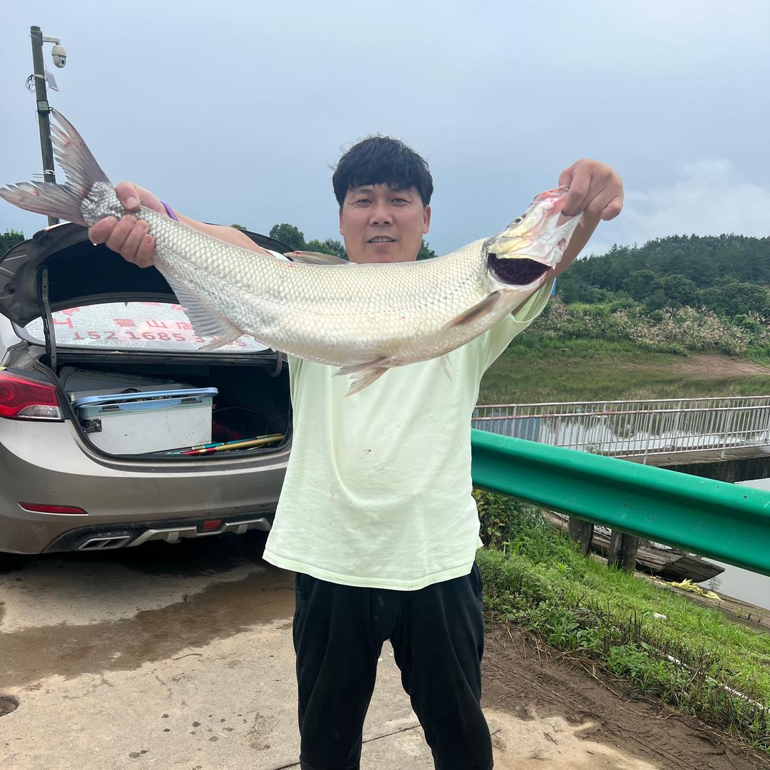 李炜在钓鱼
