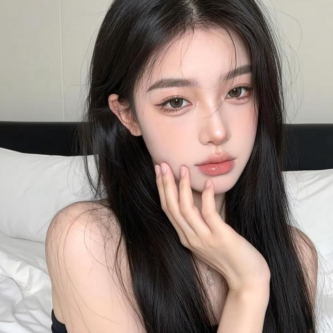 美女偷笑
