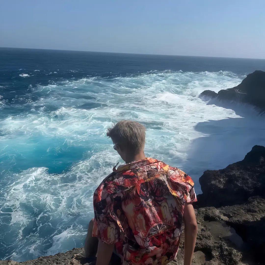 M 🌊  .