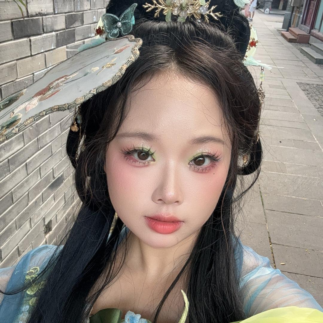 社恐的小美.