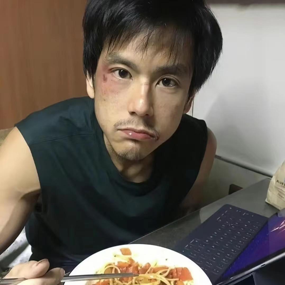 阿lone