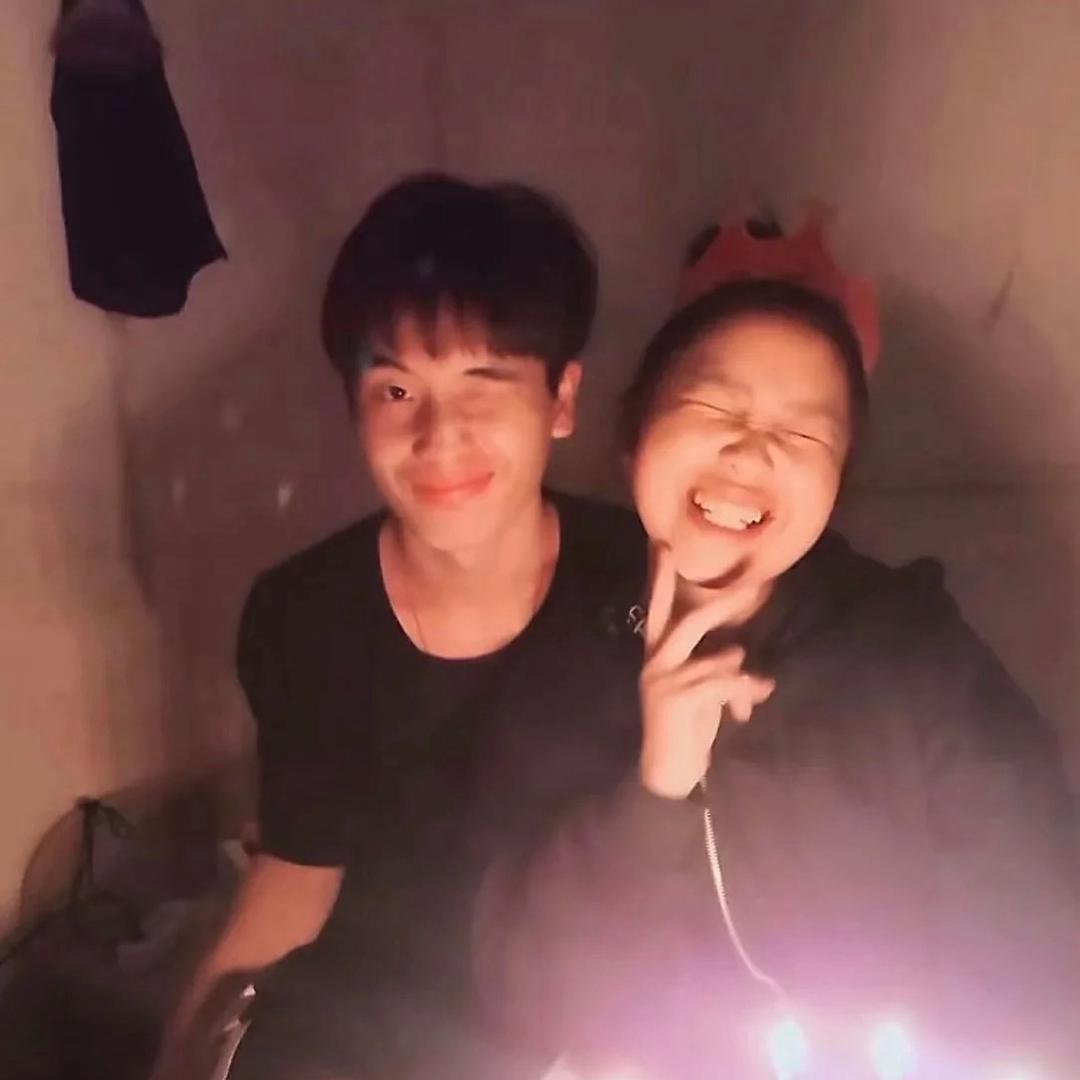 有金和紧身裤的可爱记录