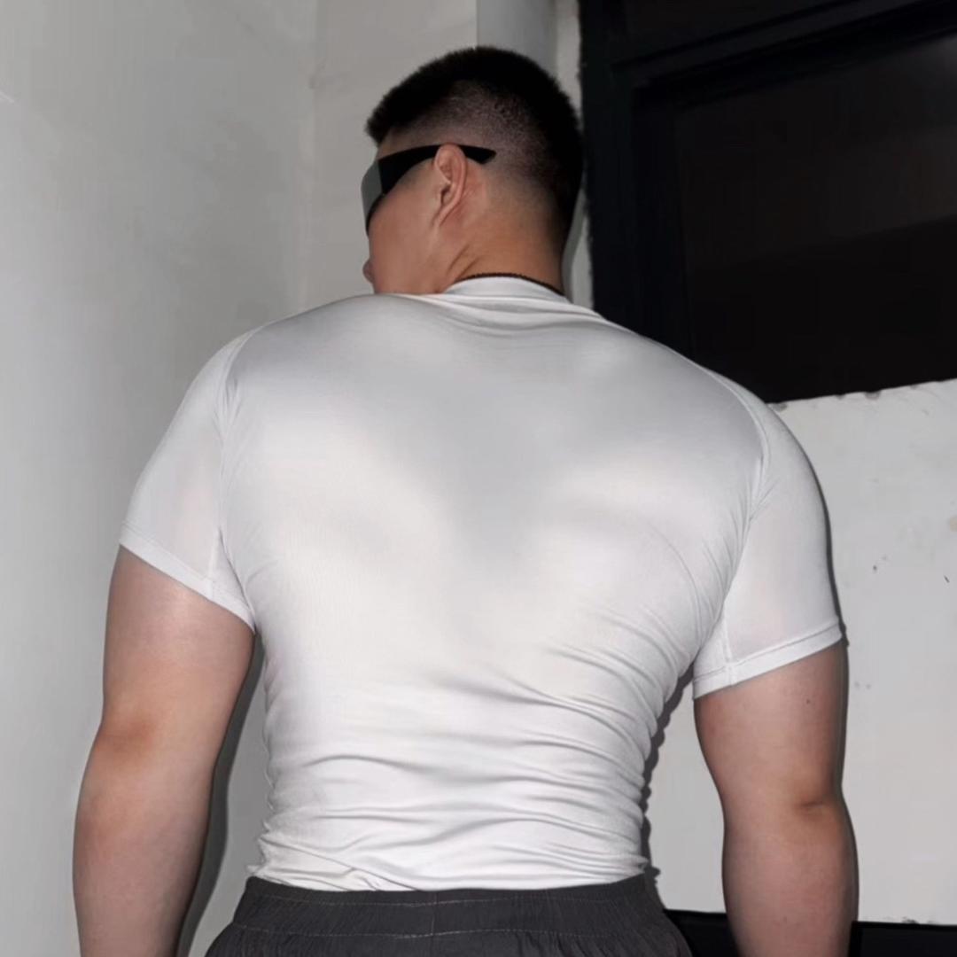 有点歪