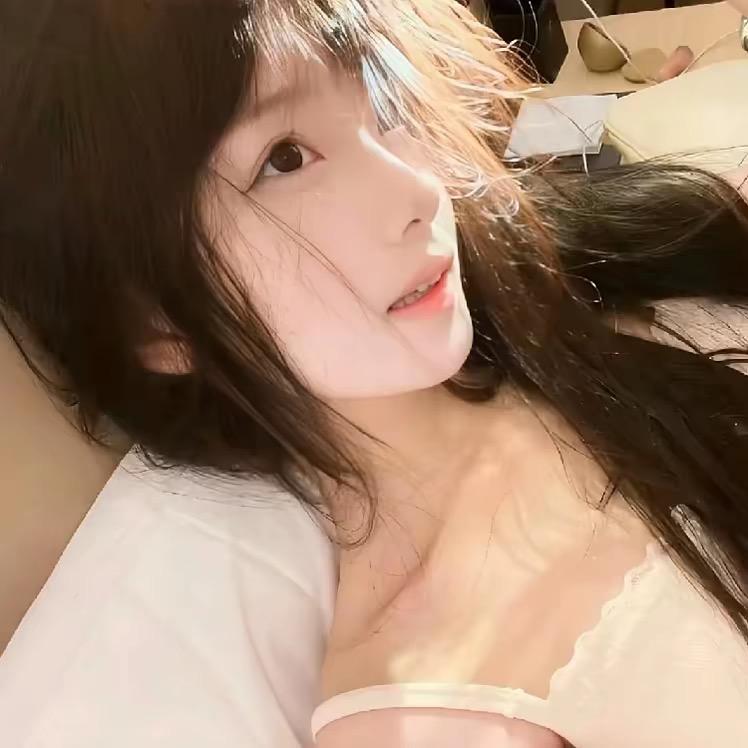 小小霞.