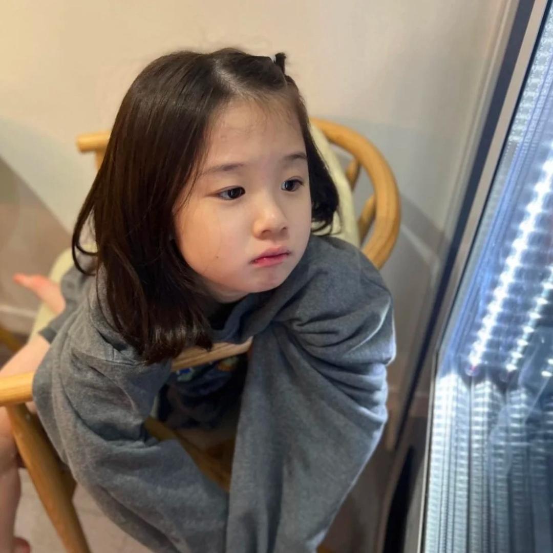 她说话有股孩子气