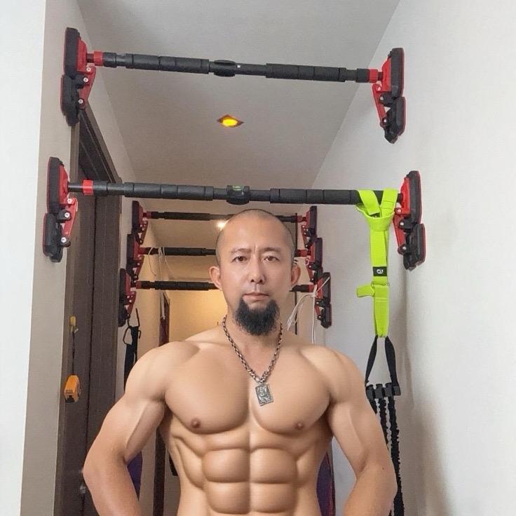 居家健身胡子哥