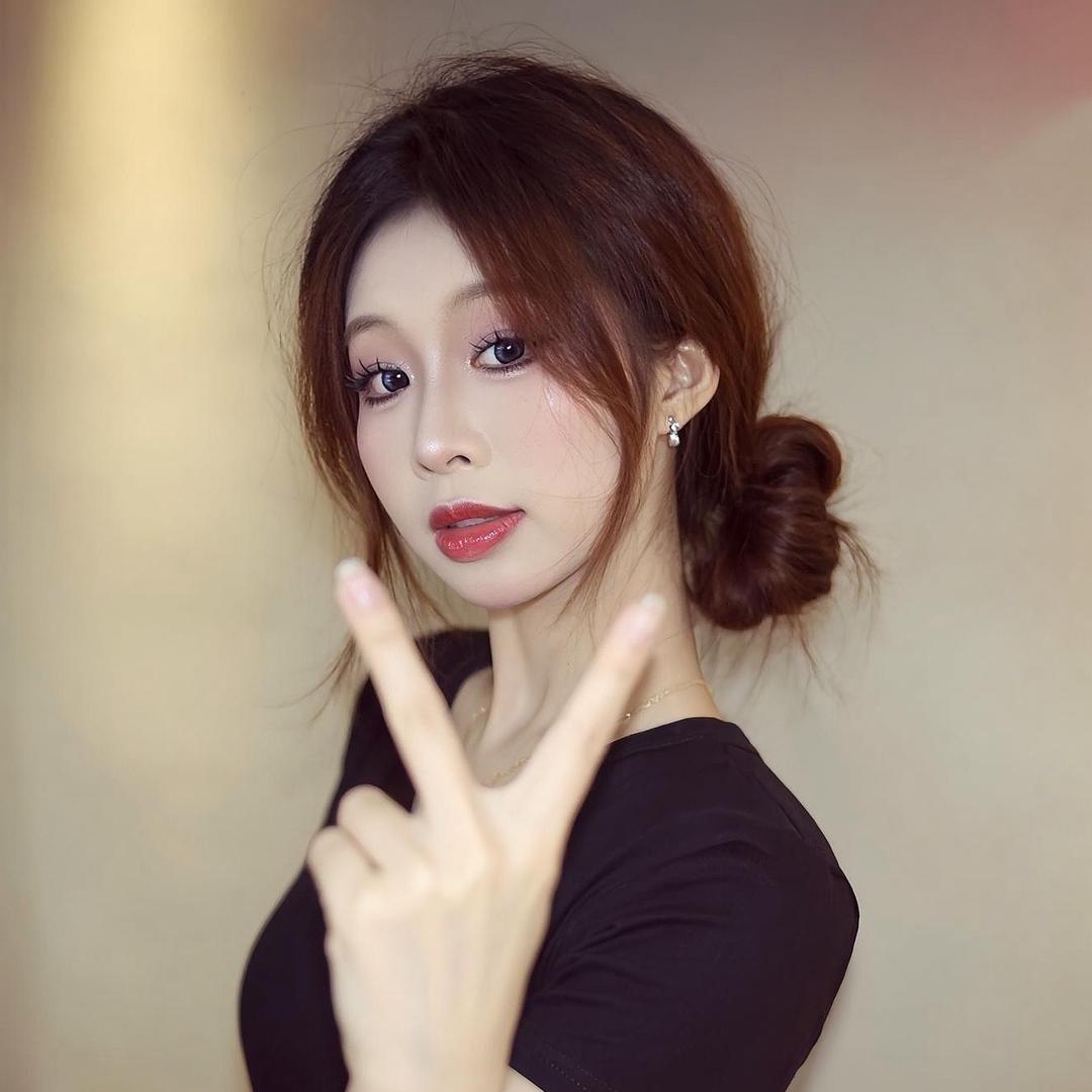 艳.