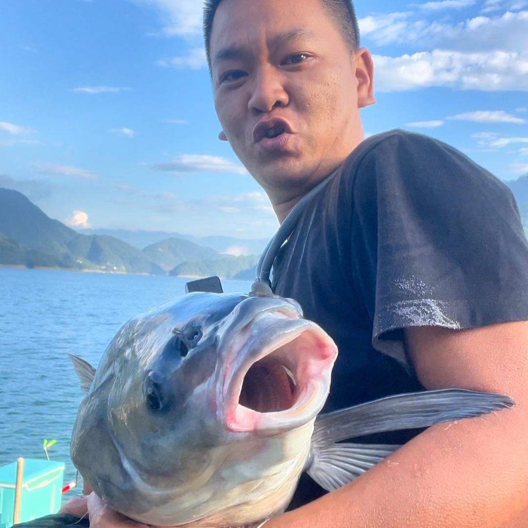 小亿爱钓鱼