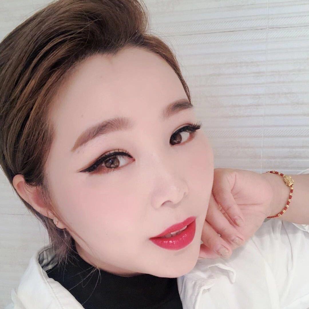 漂亮女人彩妆