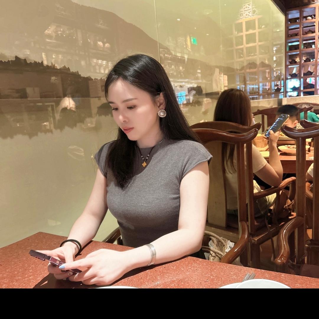 摆地摊的婷子
