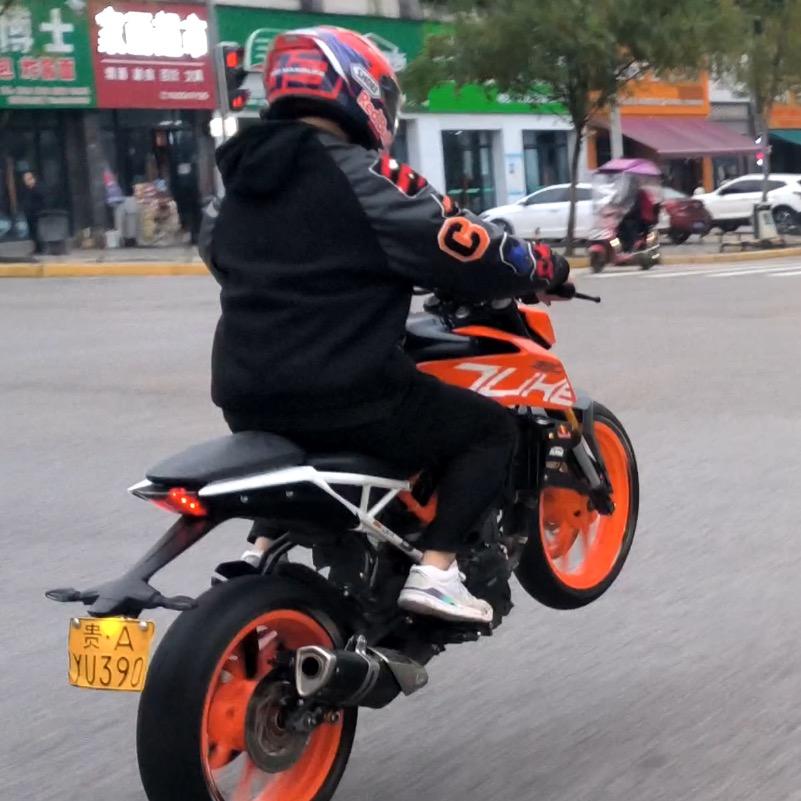 不会翘头的小李同学