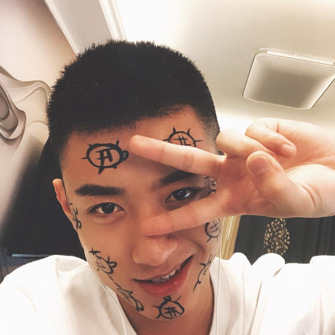 阿栋.